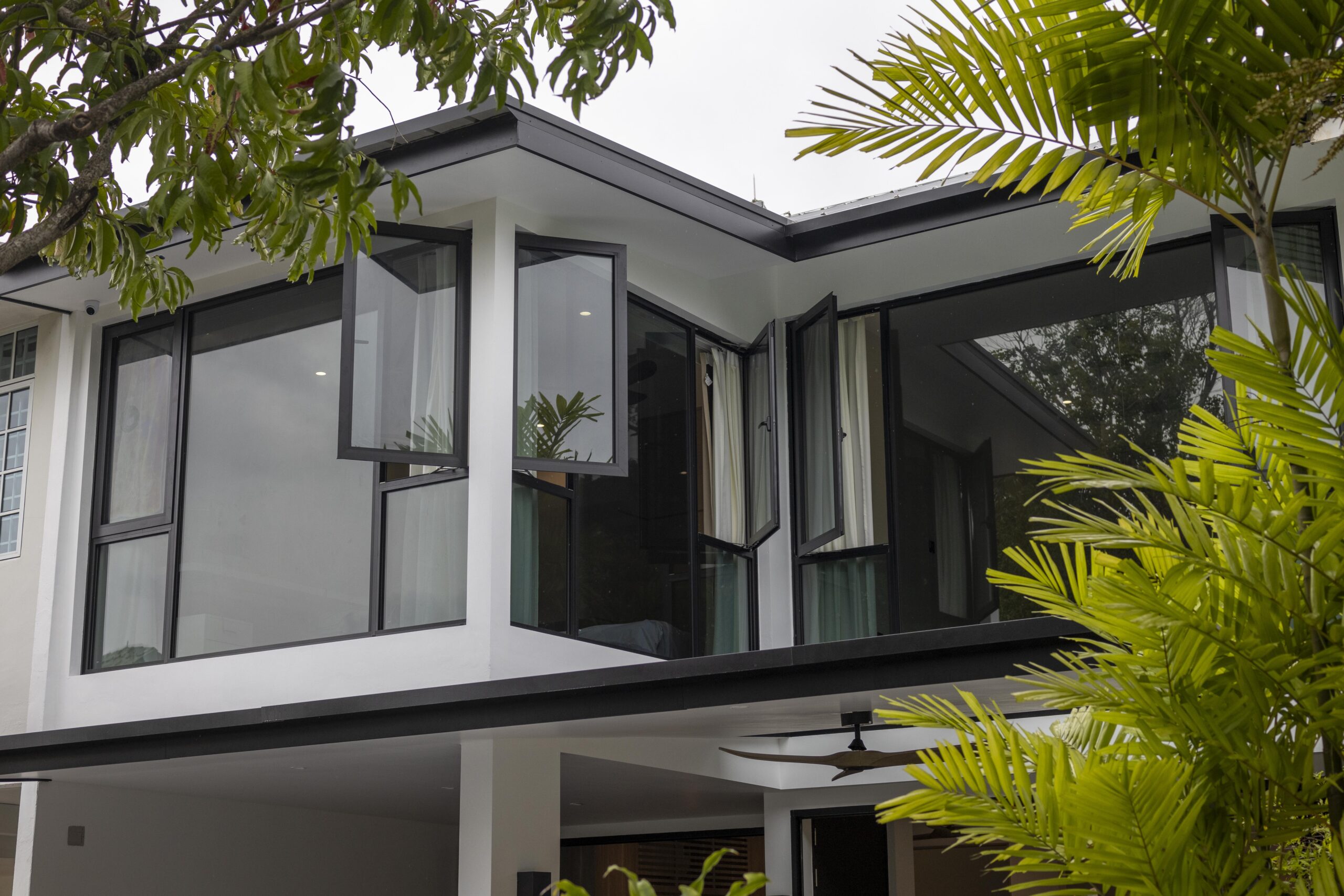 Full height aluminium window
