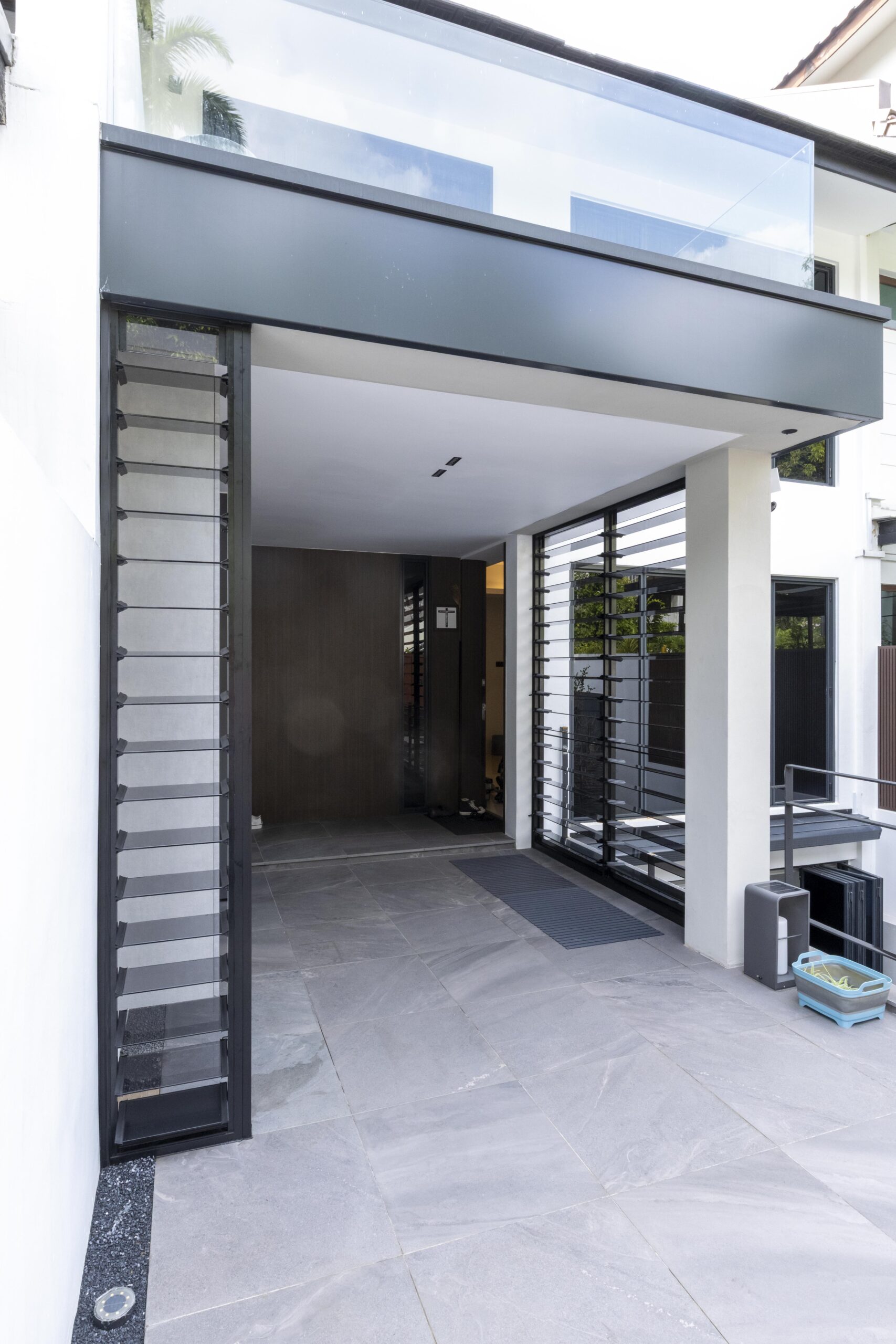 Ventilated and shaded car porch with Breezway Altair louvres used as a family space.