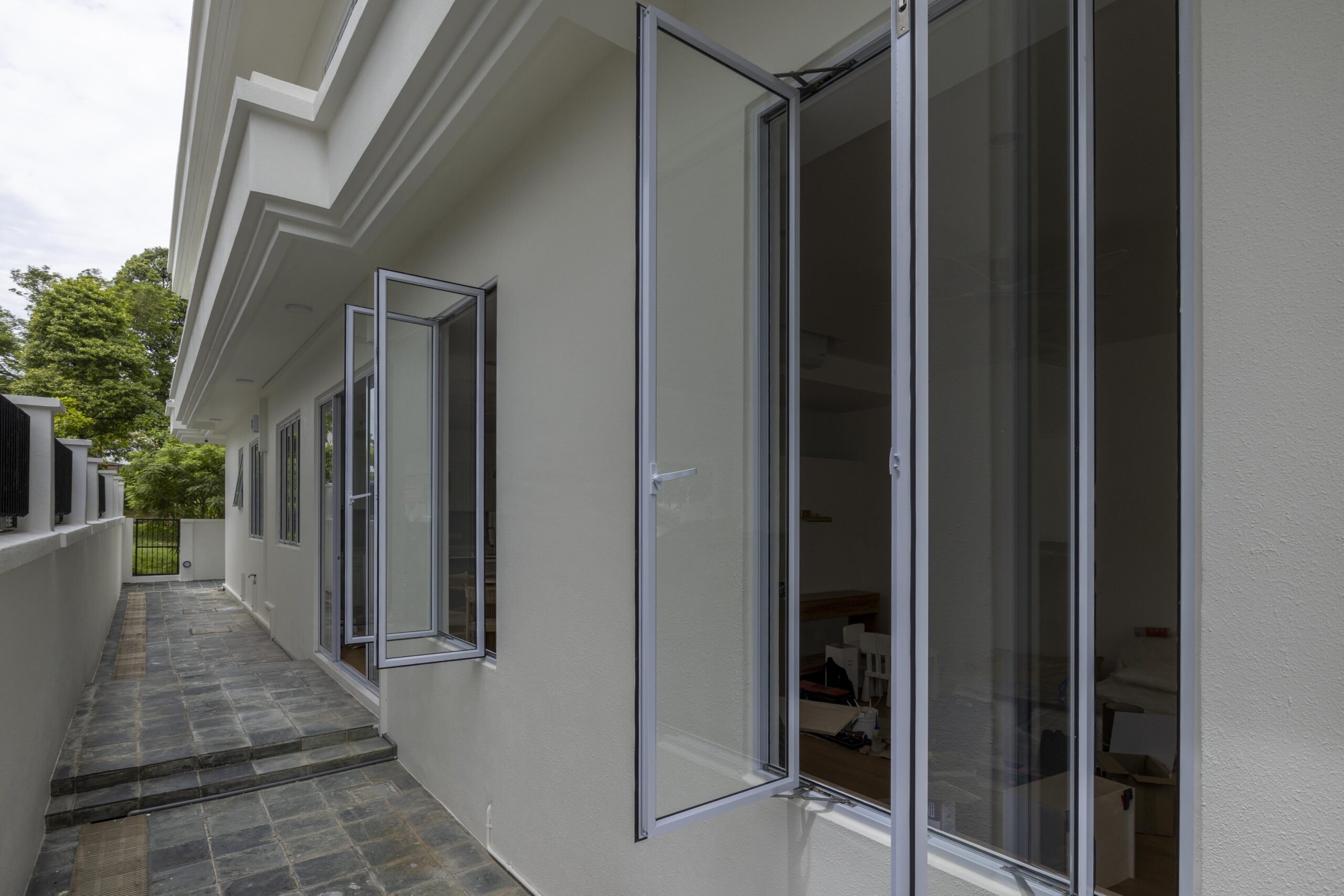 Normal aluminium profile casement windows with clean white finish
