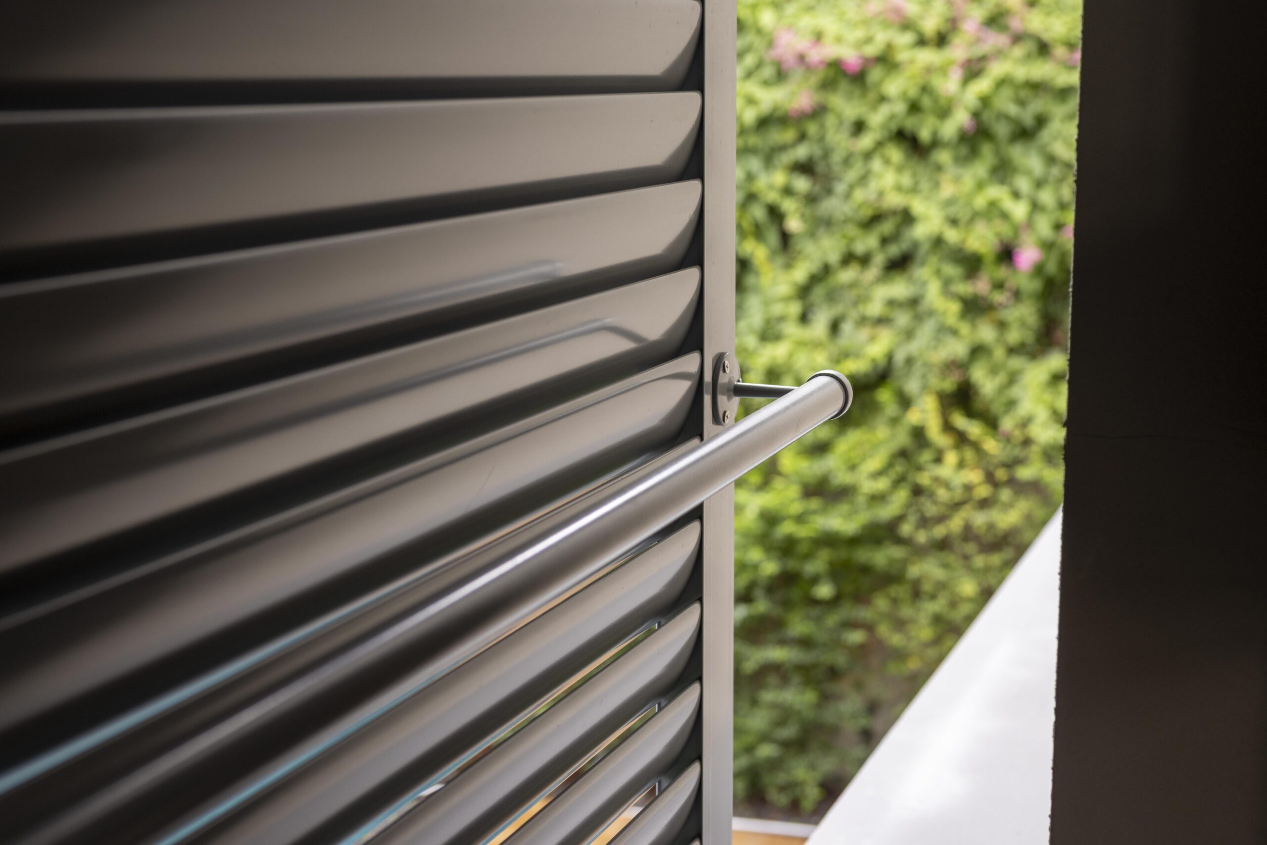 Sliding aluminium privacy screen with aerofoil louvre blades