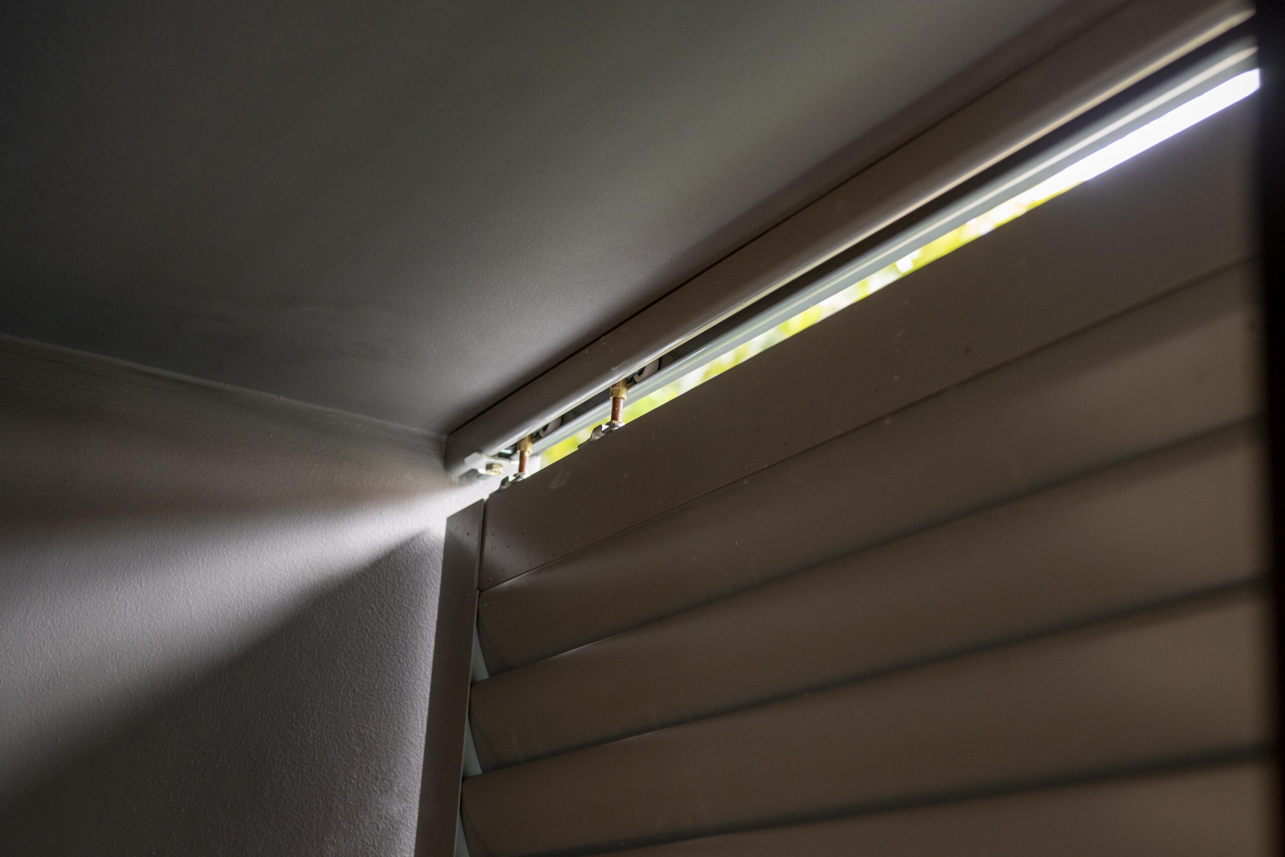 Sliding aluminium privacy screen with aerofoil louvre blades
