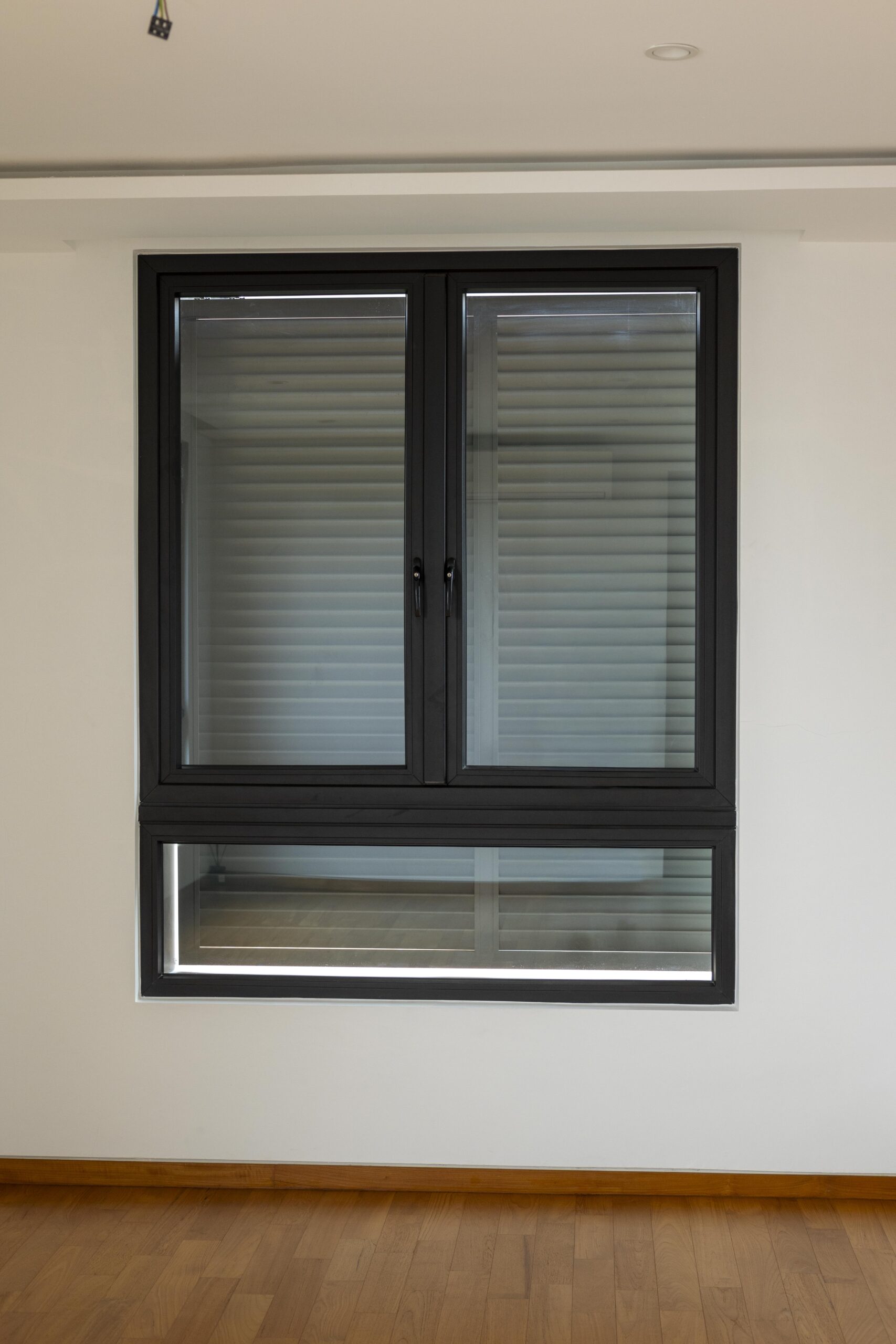 Sliding aluminium privacy screen with aerofoil louvre blades