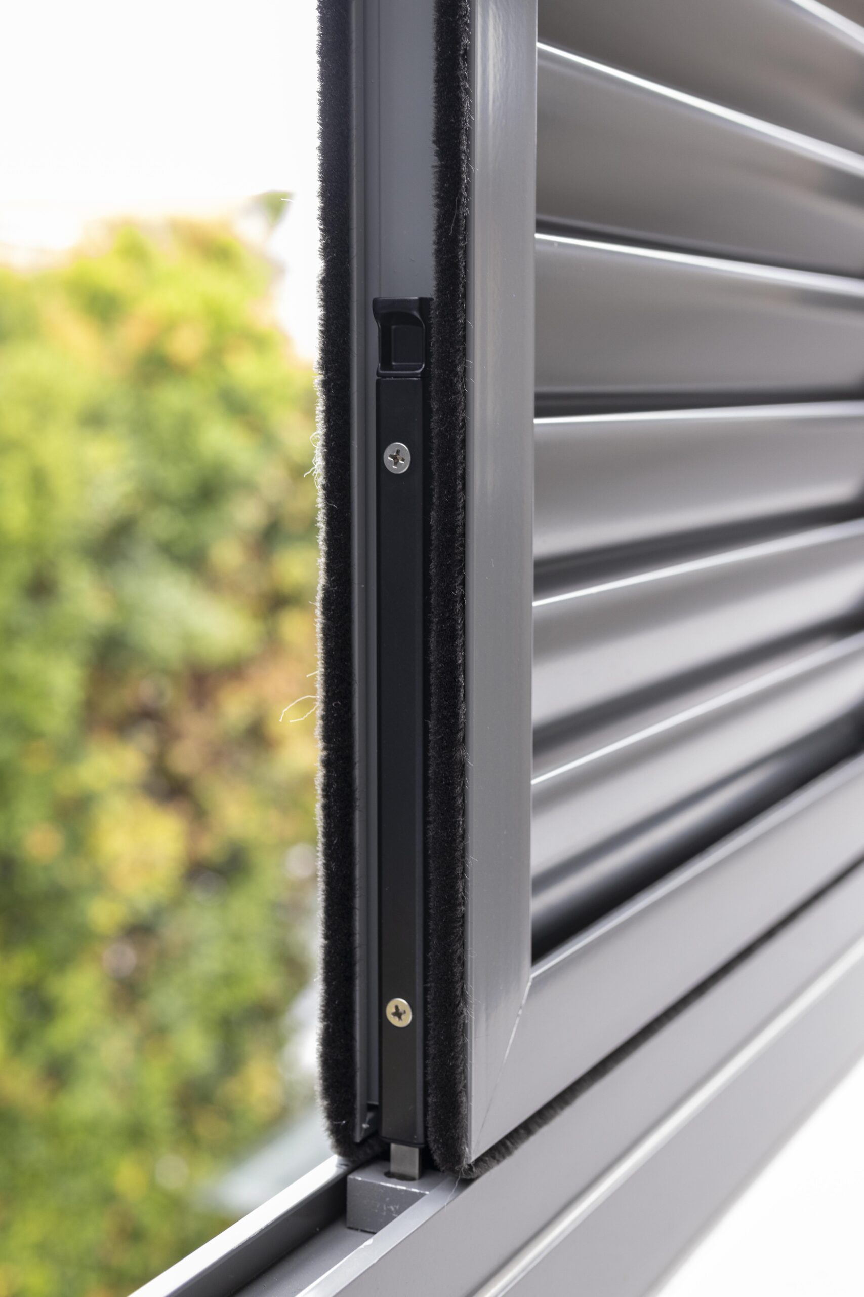 Roof balcony centre pivot screens locking mechanism