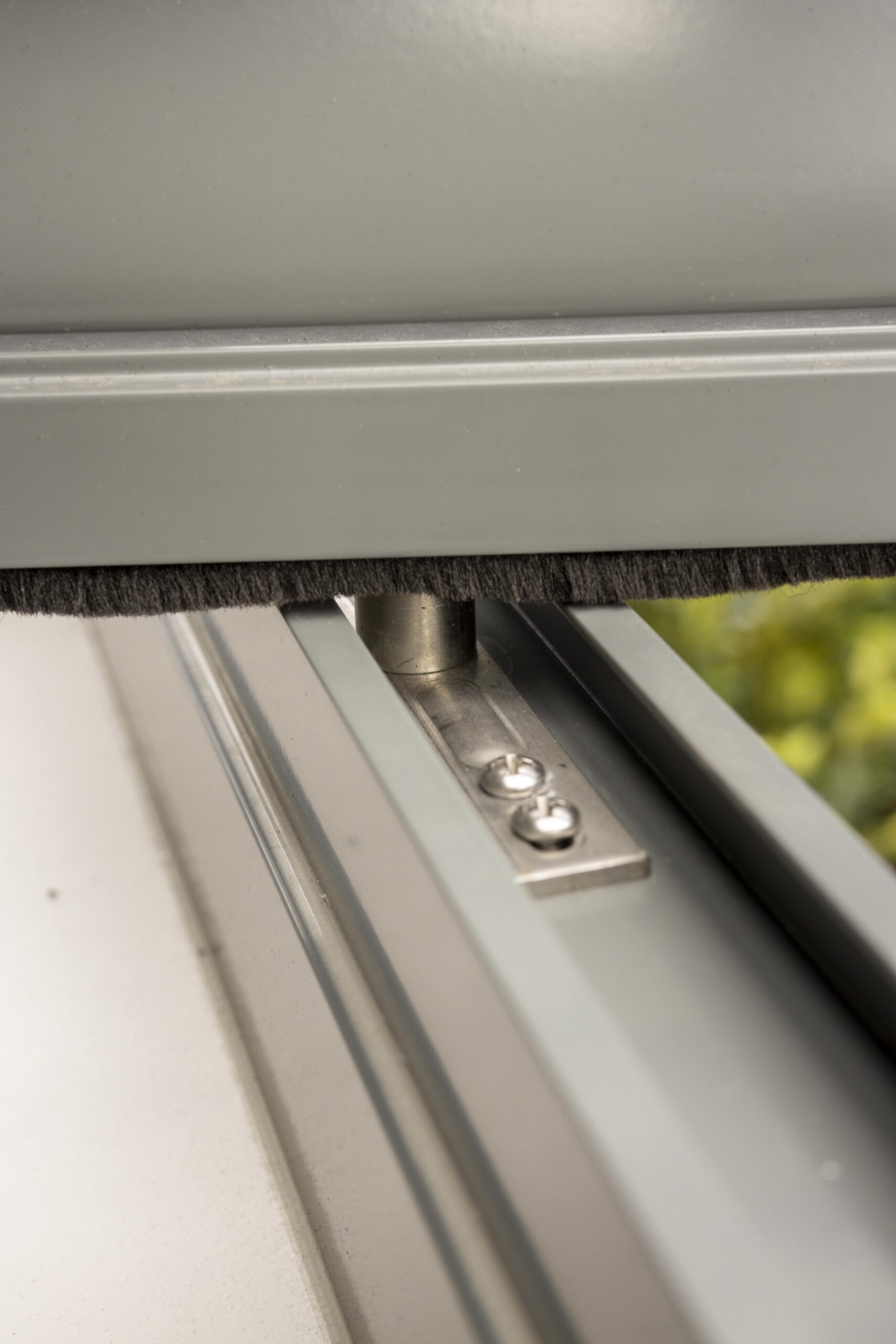 Roof balcony centre pivot screens mechanism