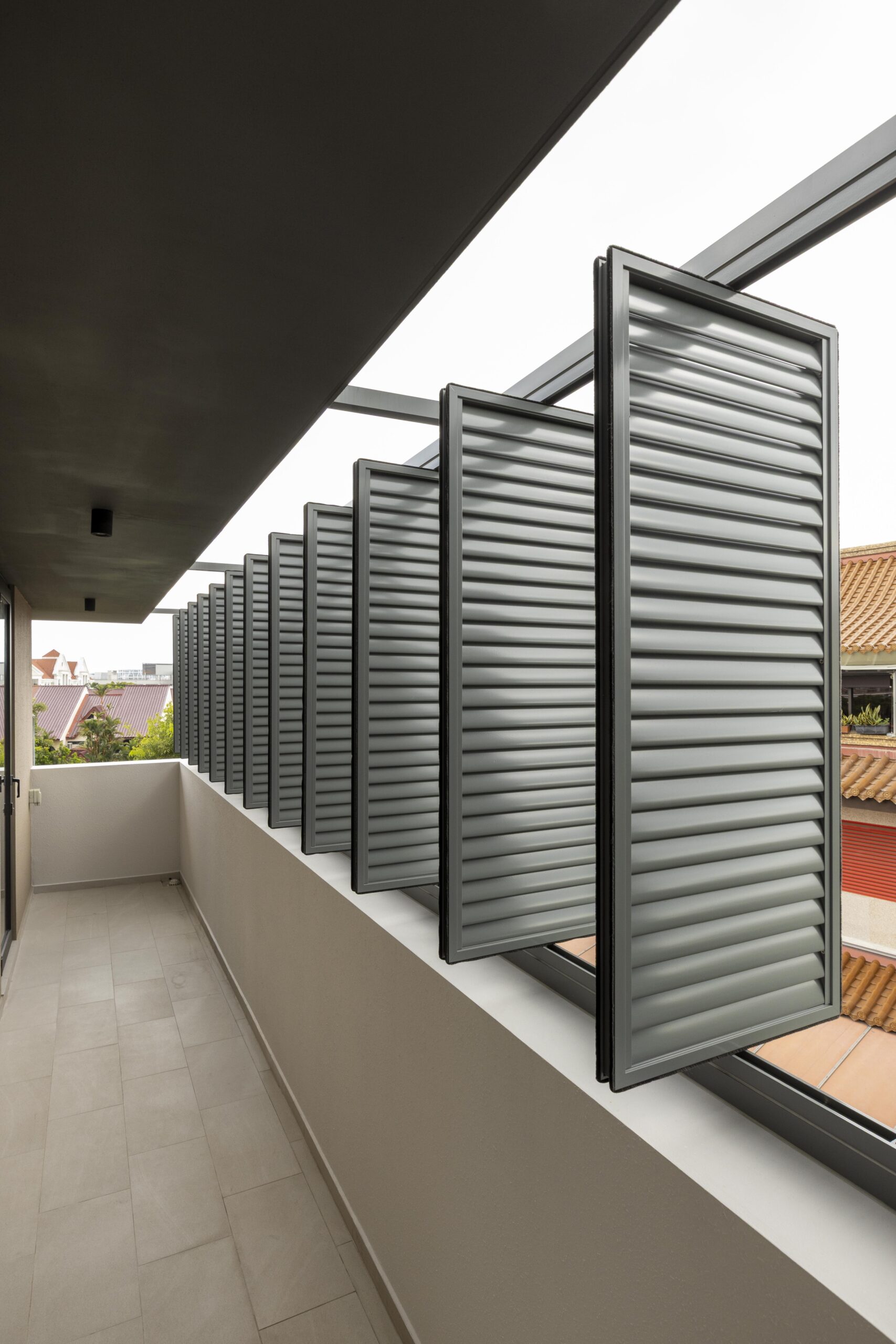 Roof balcony pivot screens installation