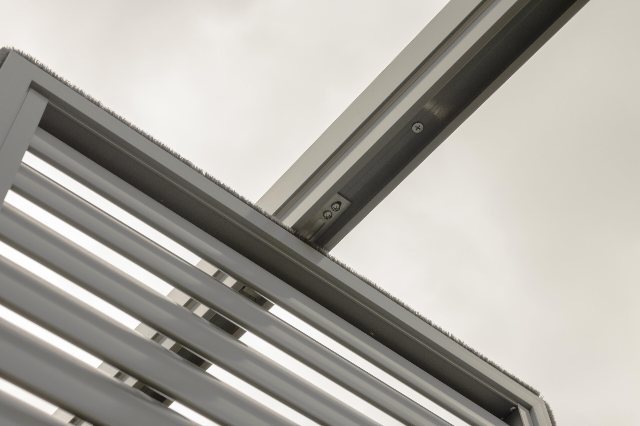 Roof balcony centre pivot screens mechanism