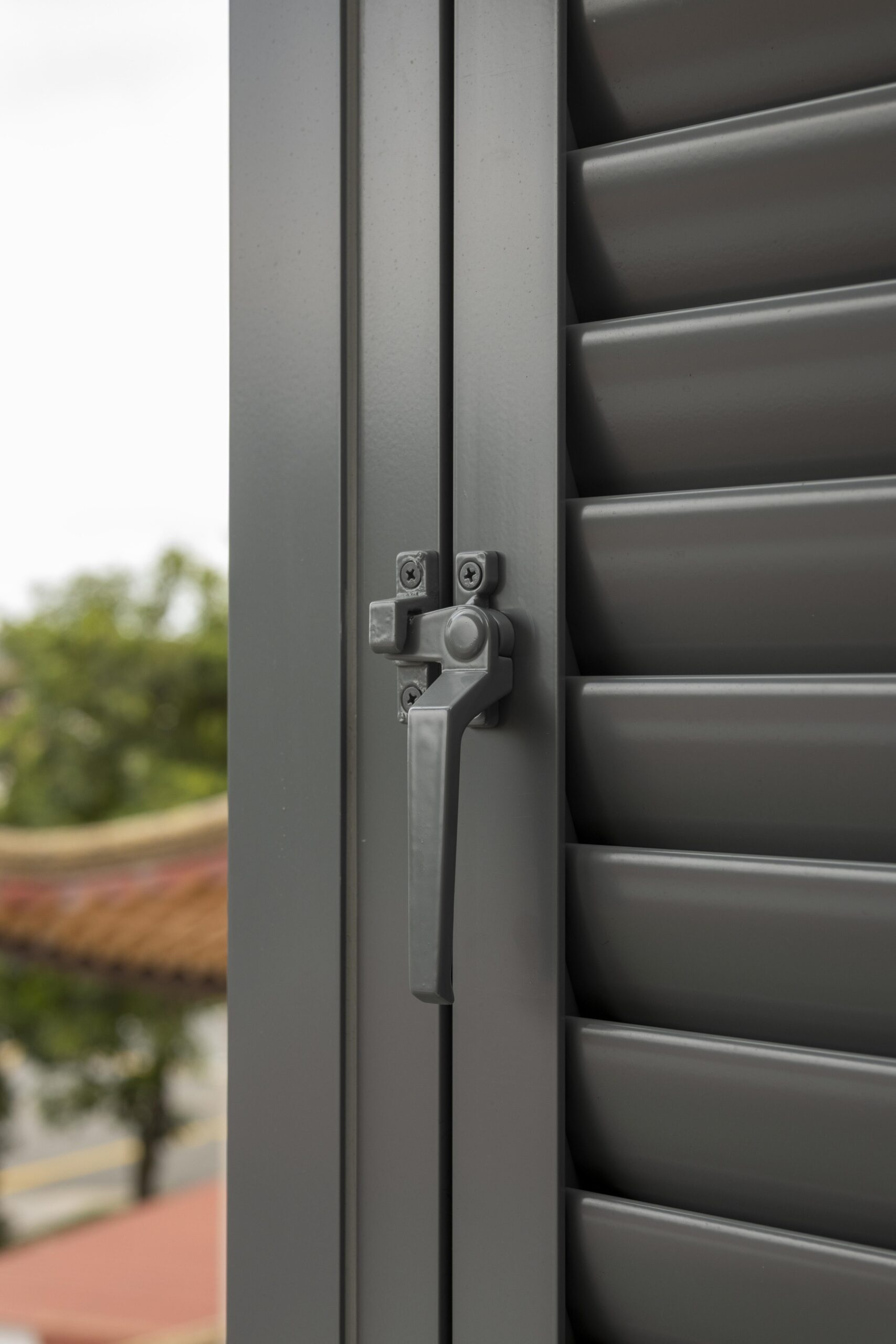 Roof balcony centre pivot screens locking mechanism