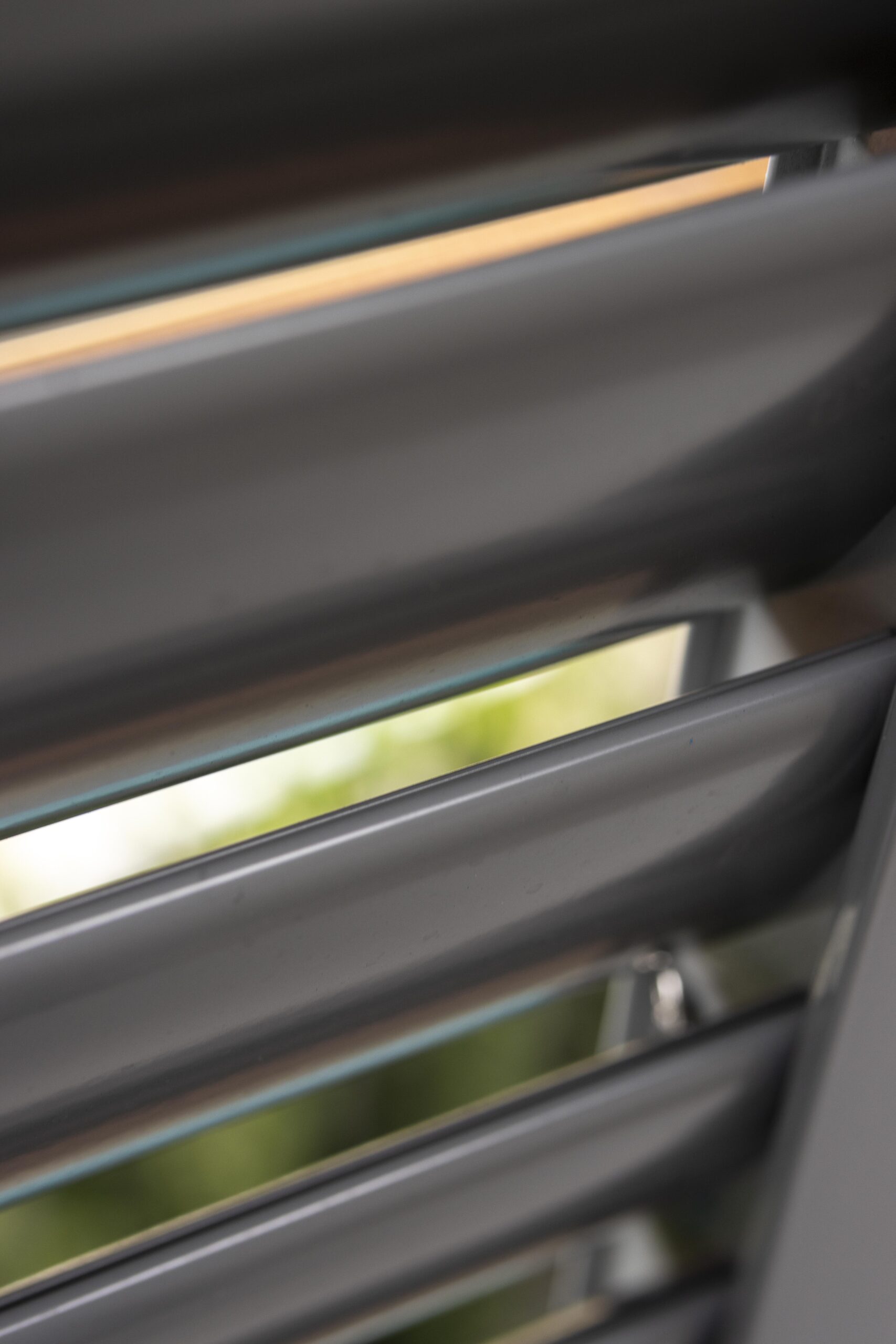 Privacy screen with aerofoil louvre blades