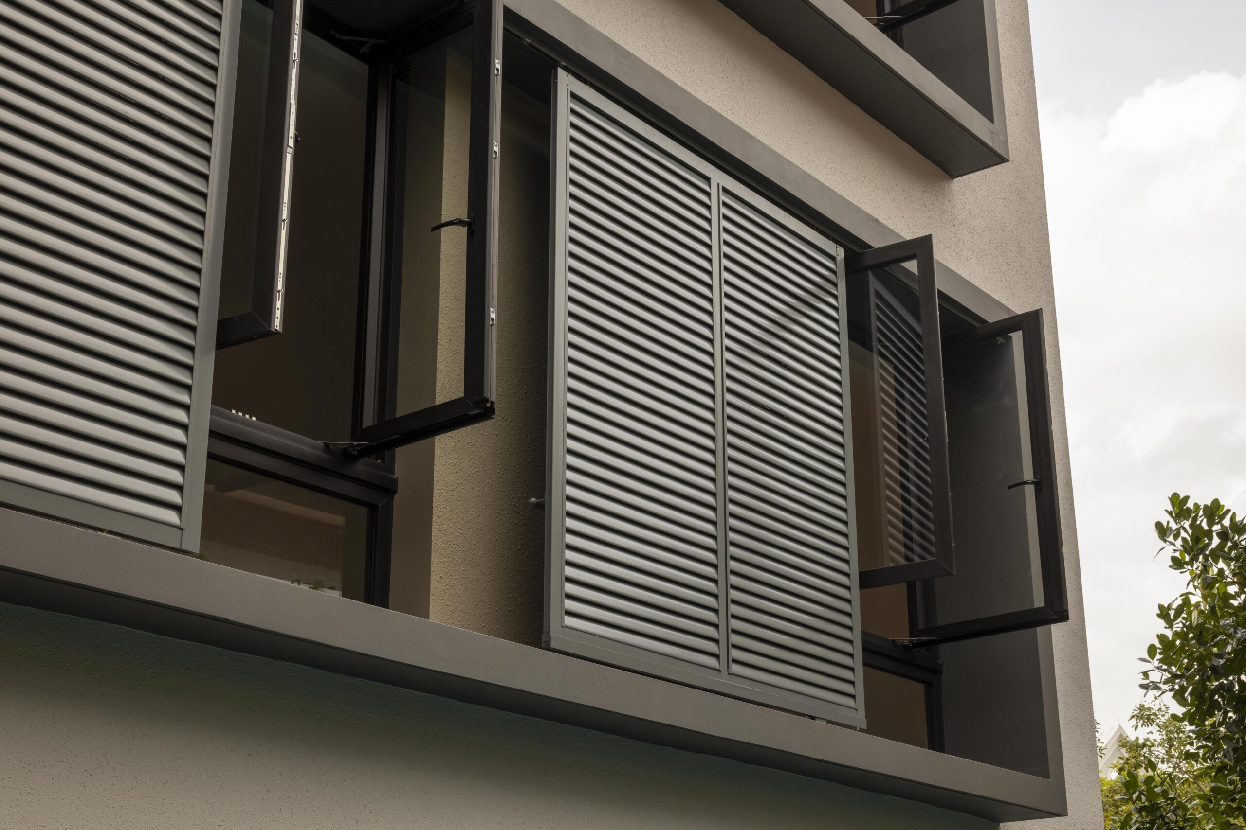 Sliding aluminium privacy screen with aerofoil louvre blades