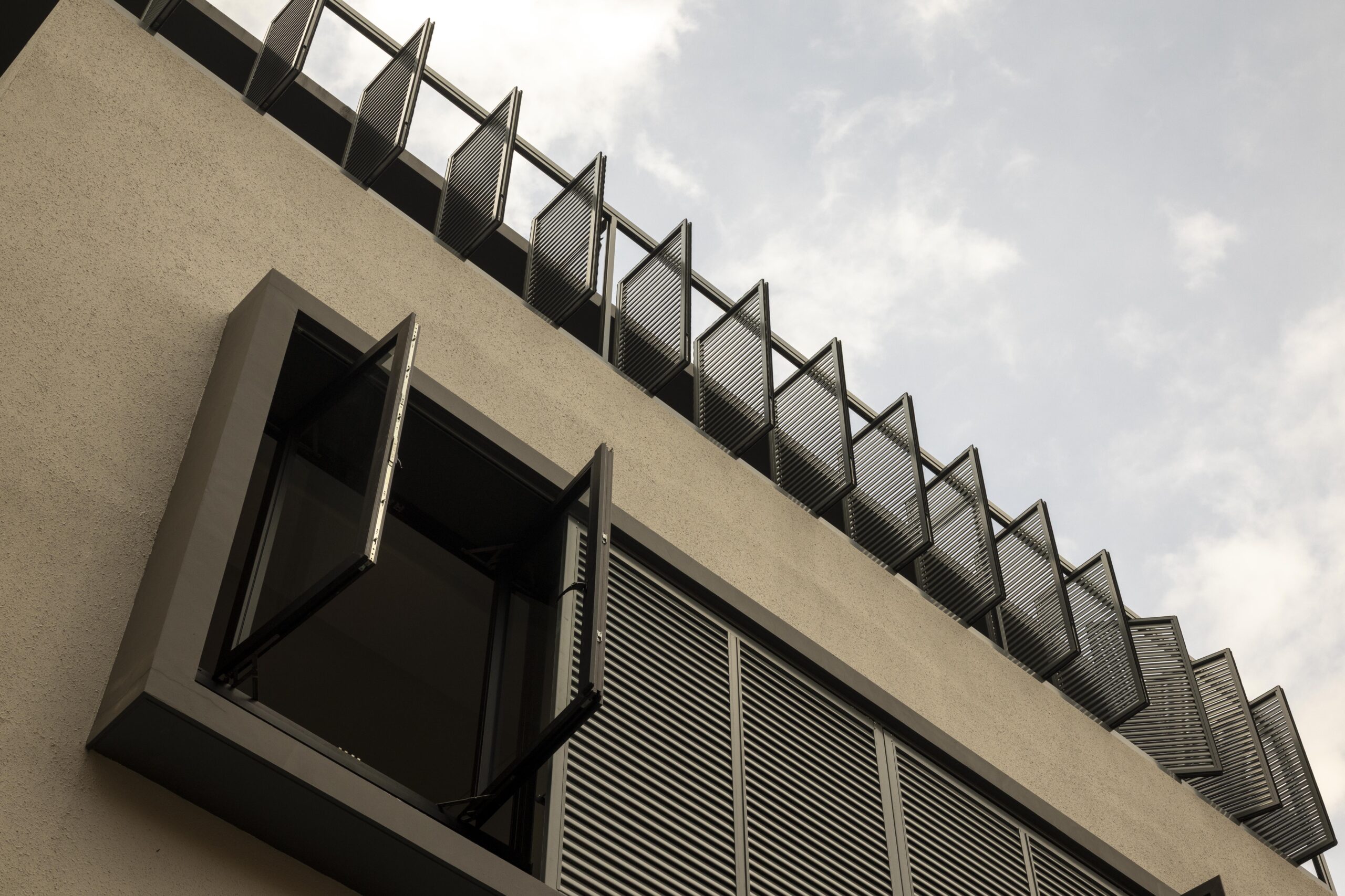Roof balcony pivot screens installation