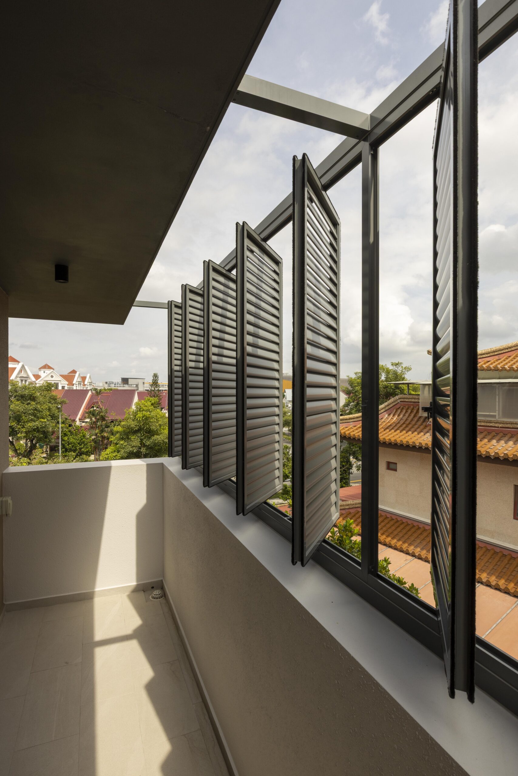 Centre pivot screen panel integrated with fixed aerofoil louvre